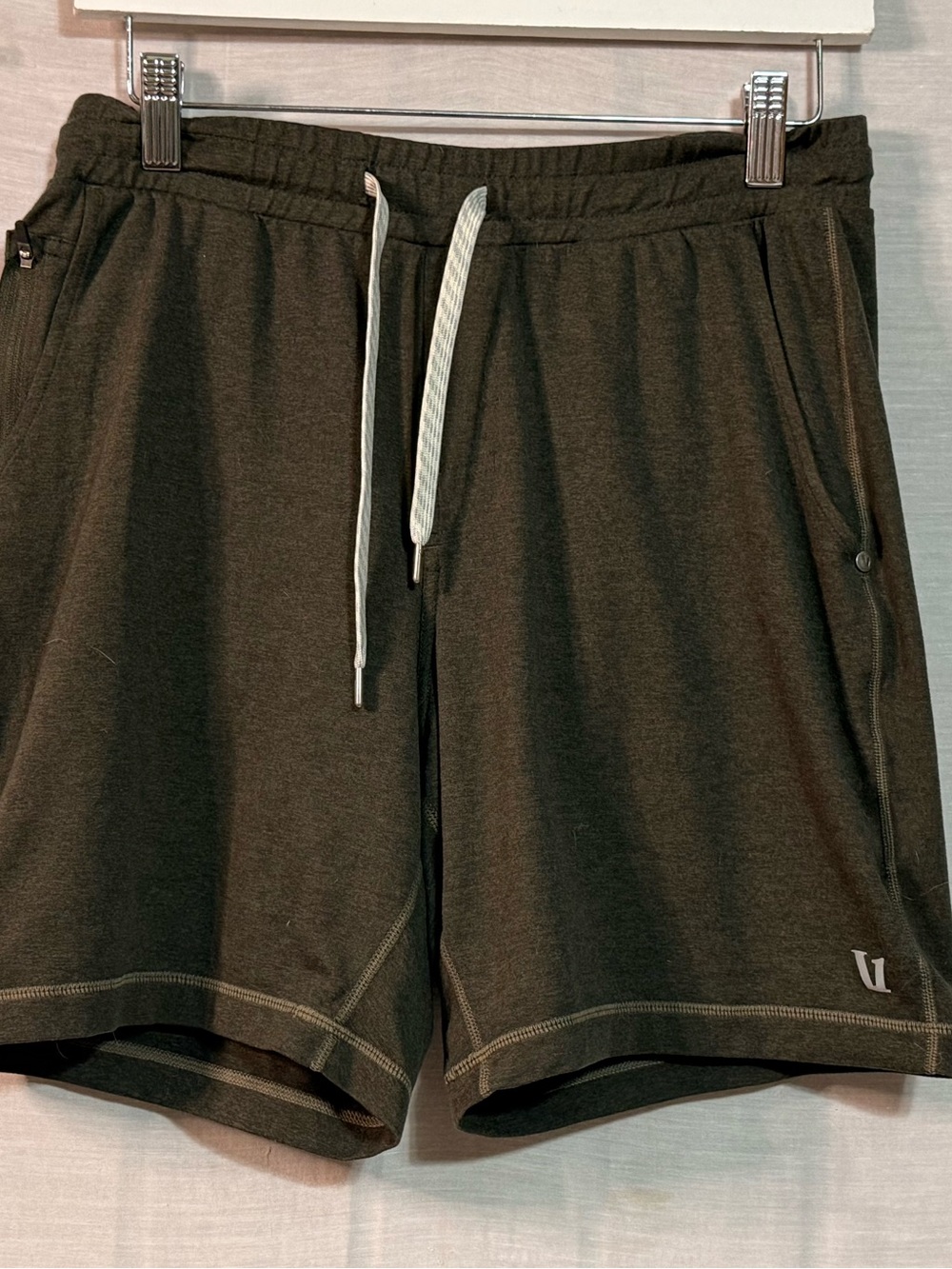 Vuori Men’s Kore Shorts Small Charcoal Gray 7” Inseam